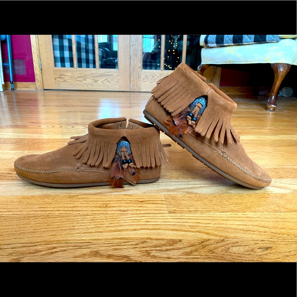 Minnetonka Concho Feather Booties - Size 9